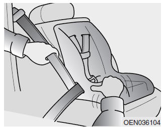 Fissaggio di un seggiolino per bambini mediante cintura di sicurezza a tre punti