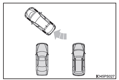 Come parcheggiare accanto ad altri veicoli (modalità assistenza al parcheggio in retromarcia)